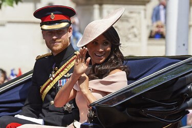 El príncipe Enrique y su esposa Meghan pierden sus últimos títulos reales