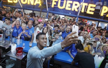 Edgar Bárcenas y el resto de los jugadores del Oviedo reciben sus carros