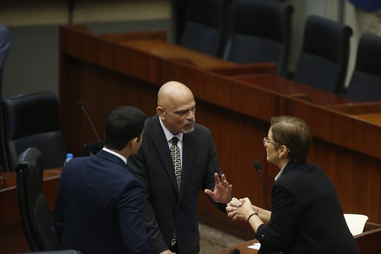 Seguros privados pagados con fondos públicos deben ampararse en una ley: Procuradora