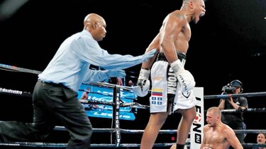 Álvarez noquea a Kovalev y es monarca semipesado