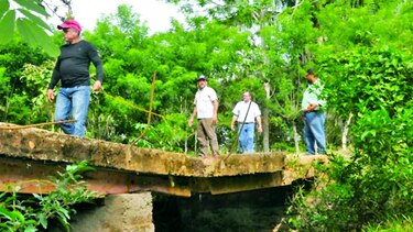 Puentes, con daños estructurales