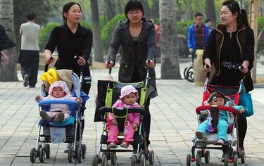 China pone fin a la política del hijo único y permitirá tener dos por pareja