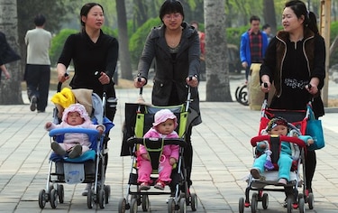 China pone fin a la política del hijo único y permitirá tener dos por pareja