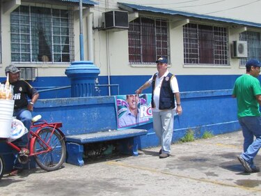 Delegados electorales retiran pancartas de candidato Roux en Chiriquí
