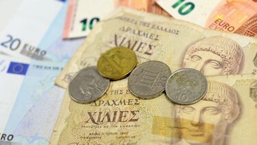 Los griegos viven con incertidumbre el primer día del corralito