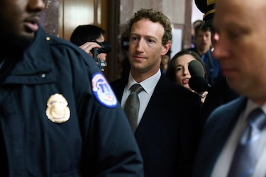 Zuckerberg pide perdón a los padres de víctimas de abuso infantil en redes sociales