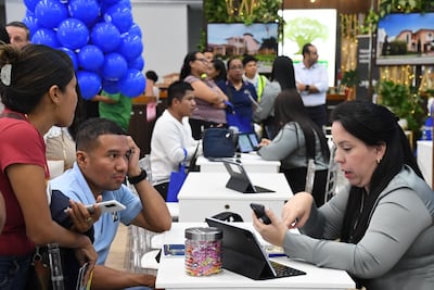 ¿Se puede comprar vivienda con un ingreso mensual de $800?