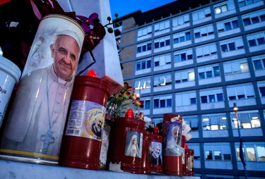 La salud del papa Francisco es estable respecto al miércoles y se somete a otras pruebas médicas