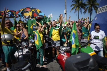 Brasileños se manifiestan en actos de apoyo a Bolsonaro y a Lula
