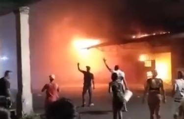 Incendio en calle 12 de Colón: ‘Necesitamos ayuda, por favor’