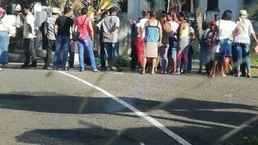 Moradores cierran vía hacia la costa arriba de Colón