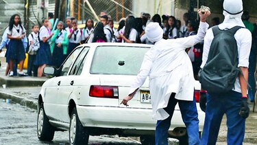 Formulan cargos a estudiantes