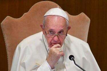 El papa rinde homenaje a las plumas de los índigenas