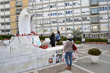 El papa recibe en el hospital a autoridades vaticanas para seguir la situación del mundo