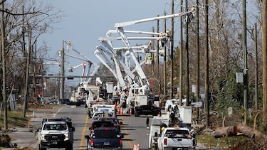 Más de 100 mil casas siguen sin electricidad en Florida por destrozos de Michael