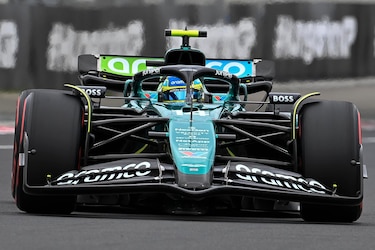 El español Fernando Alonso critica el ‘error grosero’ de la FIA, al sacar bandera roja en su ‘última curva’