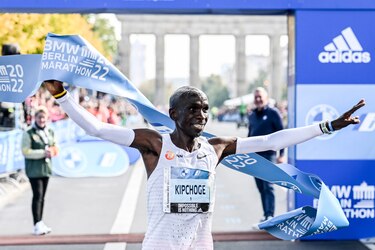 Kipchoge rompe su propio récord del mundo en Berlín
