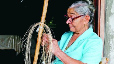 Manos detrás de un sombrero