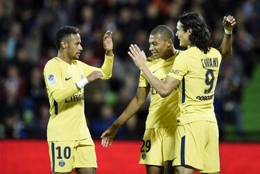 PSG arrasa con doblete de Cavani y debut goleador de Mbappé
