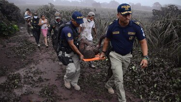 Sube a 25 el número de muertos por erupción de volcán en Guatemala