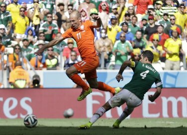 Robben rechaza críticas por simular un penal y la FIFA lo perdona