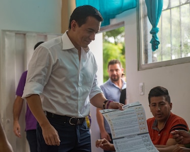 El presidente Daniel Noboa vota en el referéndum de Ecuador sin dar declaraciones
