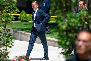 Juez pone en duda la validez del acuerdo entre el hijo de Biden con la fiscalía; no se puede librar del cargo de posesión de arma