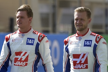 Magnussen sorprende en pruebas de pretemporada en Baréin, Ferrari impresiona