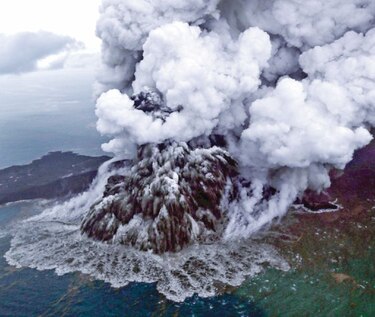 Erupción de volcán originó tsunami que terminó en tragedia