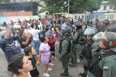 Militares lanzan lacrimógenas contra venezolanos que rechazan resultado de presidenciales