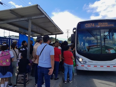 Pacientes vulnerables sufren por largas esperas y altos costos en transporte hacia la Ciudad de la Salud