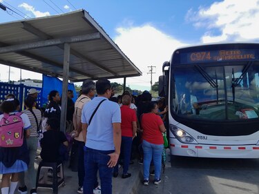 Pacientes vulnerables sufren por largas esperas y altos costos en transporte hacia la Ciudad de la Salud