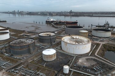 El brent se hunde 13% tras anunciar Trump que pospone ataques a infraestructuras iraníes