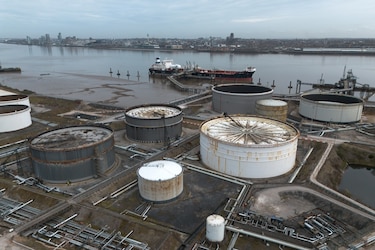 El brent se hunde 13% tras anunciar Trump que pospone ataques a infraestructuras iraníes