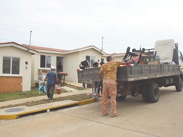 Entregan primeras casas
