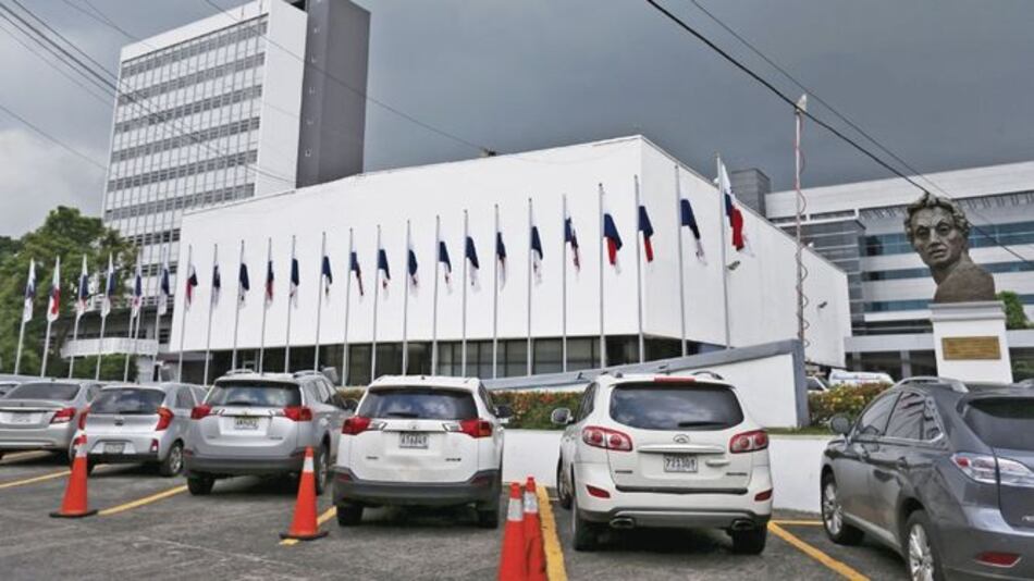 Planilla sobre ruedas: choferes de la Asamblea cuestan $2.8 millones al año