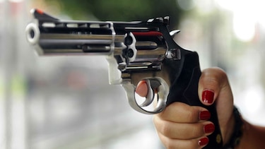 Maestra encuentra arma de fuego en mochila de niño de ocho años