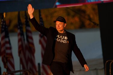 El robot humanoide de Tesla presentado con el Cybercab era controlado remotamente