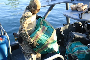 Decomisan 680 kilos de drogas cerca de Punta Coco