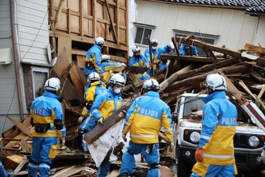 Aumentan a 126 los fallecidos por el terremoto de magnitud 7.6 en el oeste de Japón