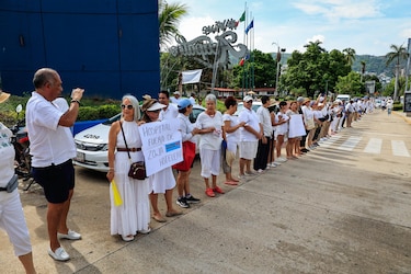 Cientos de personas protestan para rechazar un nuevo hospital en el balneario mexicano de Acapulco