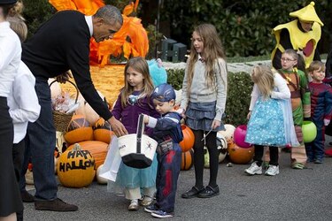 Obama recibe a miles en la Casa Blanca por Halloween