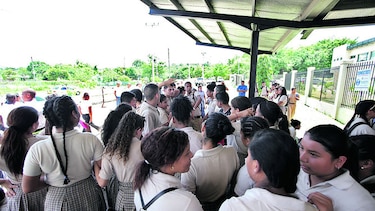 Alumnos protestan para exigir más horas de clases