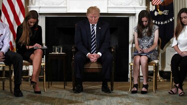 Trump sugirió la posibilidad de armar a profesores tras matanza en colegio