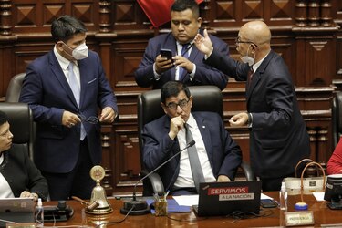 Congreso de Perú destituye a Castillo por ‘permanente incapacidad moral’