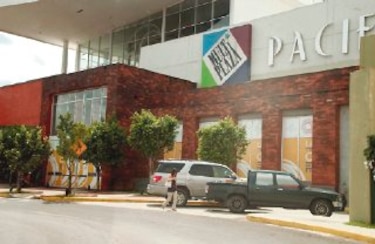 Riña en Multiplaza ocasiona huida masiva de clientes y cierre de locales; 10 personas fueron conducidas