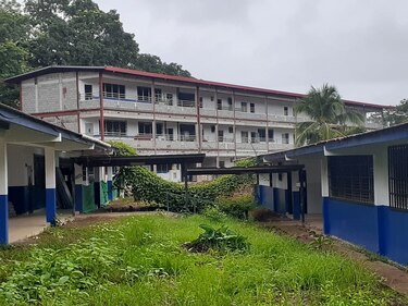 Suspenden trabajos de construcción en una escuela en Los Santos tras brote de coronavirus 