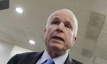 Senador McCain reta a Trump a probar que su teléfono fue intervenido