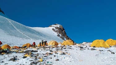 Avalancha de montañistas esperan subir al Everest