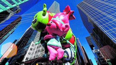 Globos, estrellas y seguridad en desfile